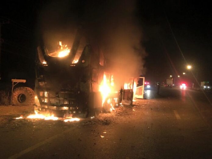The burning bus on 41 Highway in Sawee district in Chumphon Province, 18 March 2015.<br />
