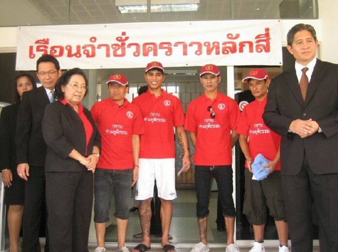 Redshirt prisoners released from Laksi Special Prison in Bangkok, 19 April 2013.<br />