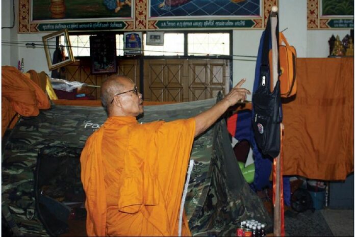 Phra Sao shows police where he believes the lottery tickets were stolen from, 21 March 2015.<br />
