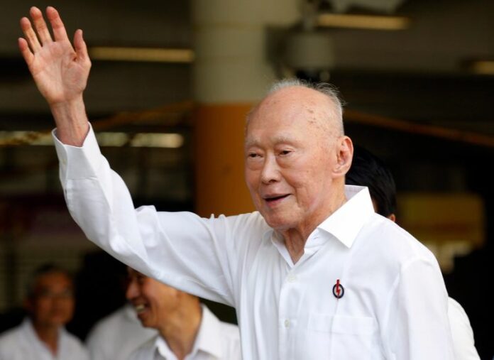 A file photo dated 27 April 20111 of former Singapore prime minister Lee Kuan Yew, when he submitted his nomination papers to contest in the elections in Singapore. The founder of Singapore's ruling party has died peacefully in hospital, the government said on Monday. EPA/STEPHEN MORRISON<br />
