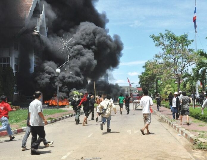 Redshirts torch the City Hall in Mukdahan province in response to the crackdown in the capital city, 19 May 2010