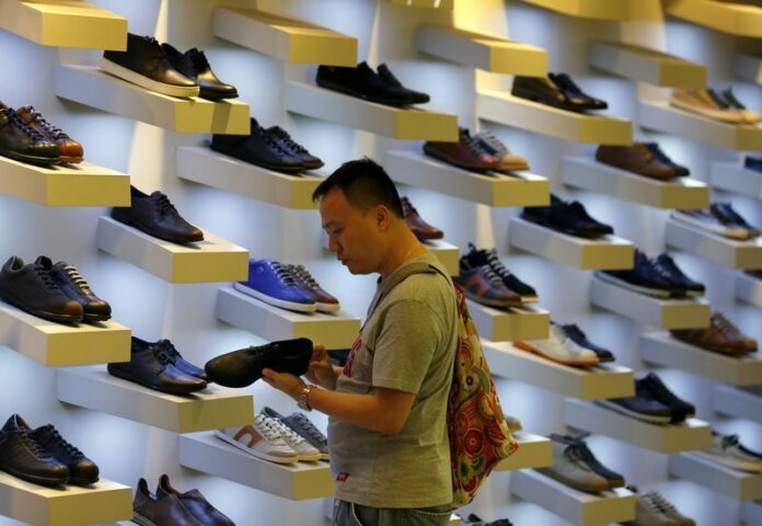 A Chinese tourist looks for shoes at a shopping mall in Bangkok, Thailand, 02 July 2013. Developing Asia will show strong economic growth this year and in 2016, but an impending rise in US interest rates may require monetary responses to maintain stability, an Asian Development Bank report said Tuesday. EPA/RUNGROJ YONGRIT<br />