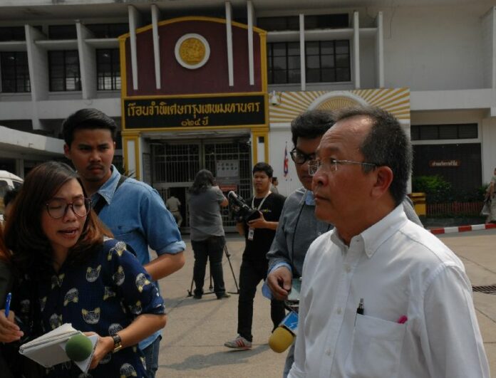 NHRC director Niran Pitakwatchara (R) speaking with reporters outside of Bangkok Remand Prison, 25 March 2015.<br />