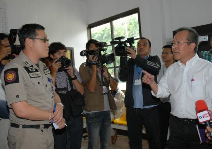 NHRC director Niran Pitakwatchara (R) arguing with prison wardens at Bangkok Remand Prison, 25 March 2015.<br />