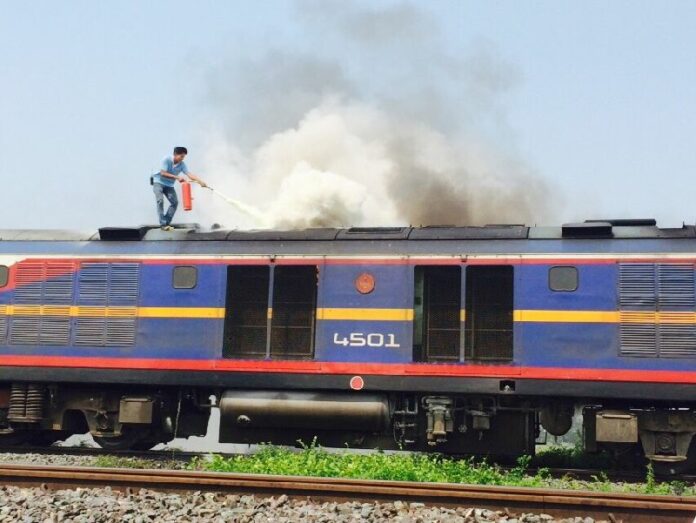 A Bangkok - Denchai train suddenly caught fire near Pak Rad train station in Ayutthaya province, 27 March 2015.