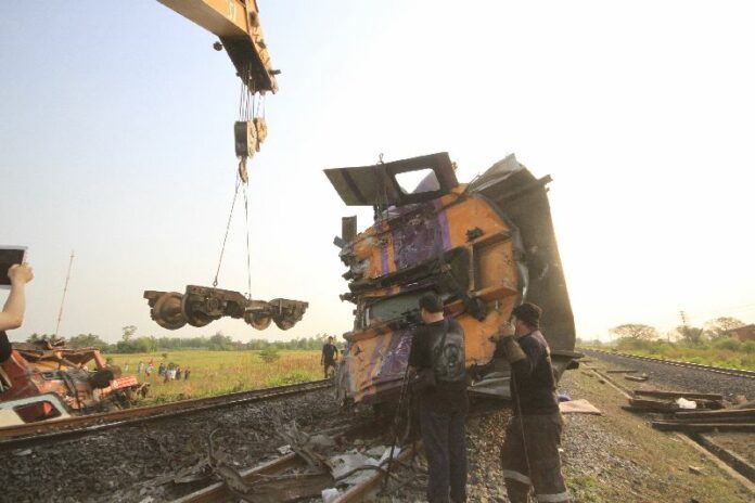 Officials inspect the scene of the crash in Ayutthaya province, 27 March 2015.<br />
