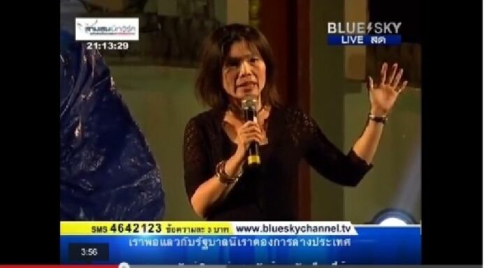 Channel 7 reporter Somjit Nawakruasunthorn speaking at an anti-government rally in Bangkok on 9 November 2014.<br />