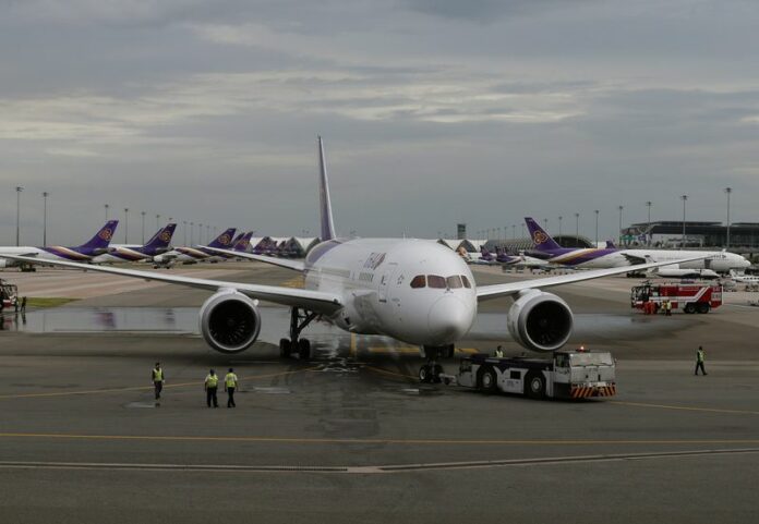 A Thai Airways 787-8 Dreamliner aircraft at Suvarnabhumi Airport, Bangkok, Thailand, 18 July 2014. Thailand's Transport Ministry is calling an emergency meeting later this week as the country faces an imminent aviation safety downgrade, officials said Monday. EPA/NARONG SANGNAK<br />