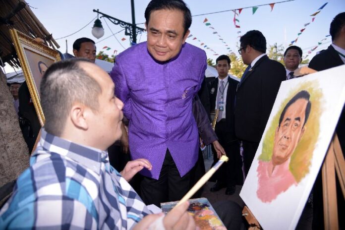 Gen. Prayuth Chan-ocha visiting a market next to the Government House in Bangkok, 31 March 2015.
