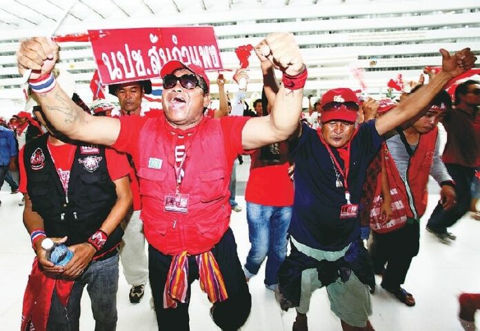 Redshirt protesters cheered as they stormed into the Government Complex in Bangkok, 5 April 2010.<br />