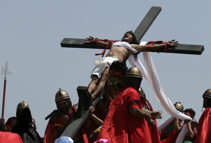 Filipino penitent Ruben Enaje grimaces in pain as he is nailed to a wooden cross for the 29th year, during the re-enactment of the crucifixion of Jesus Christ on Good Friday, in San Pedro Cutud village, San Fernando city, north of Manila, Philippines, 03 April 2015. Thousands of Catholic devotees trooped to a northern Philippine village where dozens of men were nailed to wooden crosses or flogged themselves bloody in annual rituals re-enacting the crucifixion of Jesus Christ. EPA/RITCHIE B. TONGO<br />