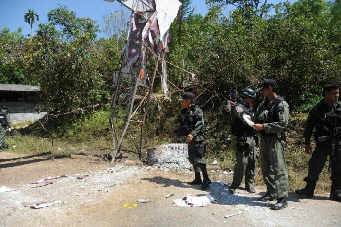 Security officers inspect site of a roadside bomb attack in Narathiwat province, 4 April 2015