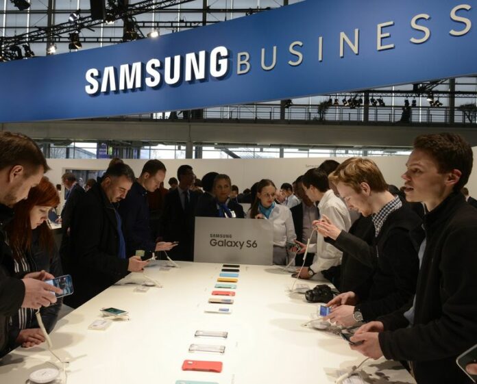 Trade fair visitors check out new Samsung S6 smartphones at the Samsung stand at CeBIT computing and IT trade fair in Hanover, Germany, 16 March 2015. Operating profits at Samsung Electronics Co fell 30.51 per cent in the first quarter of 2015 compared to the same period one year earlier, the company said in an estimate Tuesday. EPA/MAURITZ ANTIN<br />