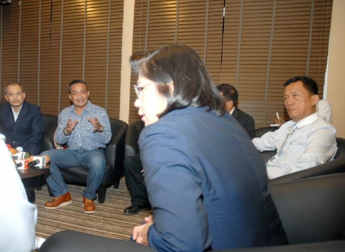 UDD chairman Jatuporn Prompan speaking to DSI officials on 7 April 2015.
