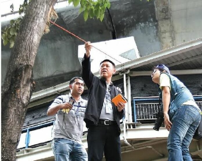 Police officer inspects the scene of the M79 grenade attack on counter-protest against the Redshirts in Silom district of Bangkok, which killed one civilian, 24 April 2010.