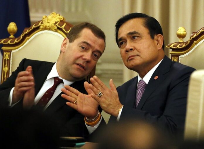 Russian Prime Minister Dmitry Medvedev (L) chats with Thailand's Prime Minister Prayut Chan-o-cha (R) during a signing ceremony prior to their joint news conference at Government House in Bangkok, Thailand, 08 April 2015. Medvedev is the first Russian Prime Minister to visit Thailand in 25 years. EPA/RUNGROJ YONGRIT<br />