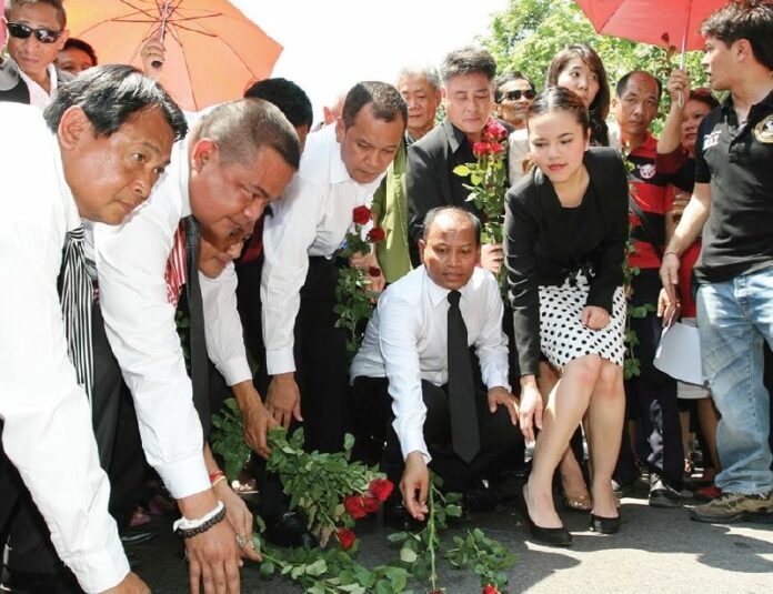 Redshirt leaders lay down roses near Democracy Monument in memory of the 10 April 2010 crackdown in Bangkok, 11 April 2012