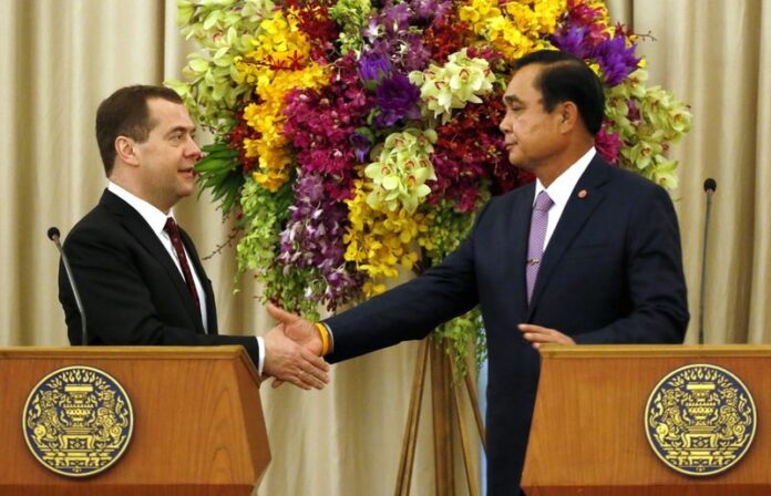 Thailand's Prime Minister Prayut Chan-o-cha (R) shakes hands with Russian Prime Minister Dmitry Medvedev (L) at the end of their joint news conference at Government House in Bangkok, Thailand, 08 April 2015. Medvedev is the first Russian Prime Minister to visit Thailand in 25 years. EPA/RUNGROJ YONGRIT<br />