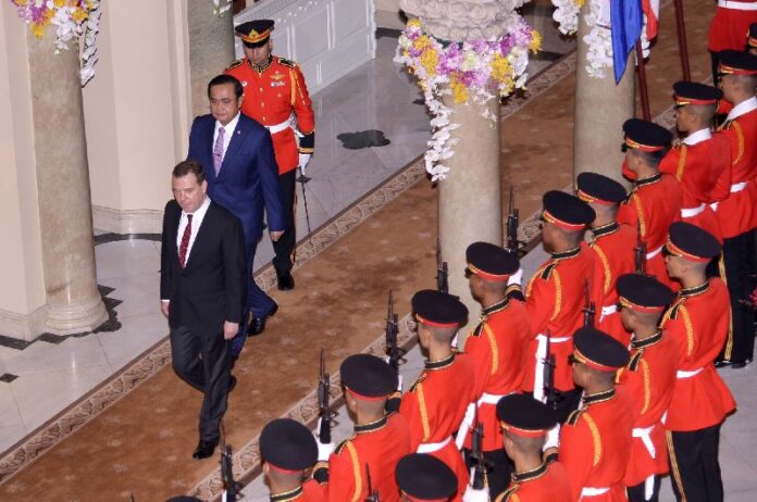 Thailand's Prime Minister Prayut Chan-o-cha and Russian Prime Minister Dmitry Medvedeva at the Government House in Bangkok, Thailand, 08 April 2015.<br />