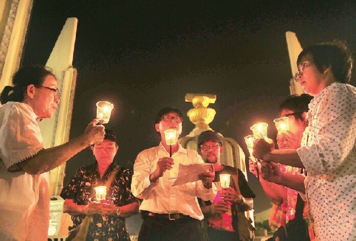 Redshirts remember the victims of the 2010 crackdown on 10 April 2014.