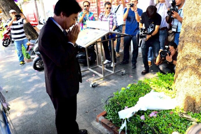 Osamu Isawa, charge d'affairs of the Japanese Embassy in Bangkok, lay flowers on the spot where Hiroyuki Muramoto was shot dead in 2010, 10 April 2015.<br />