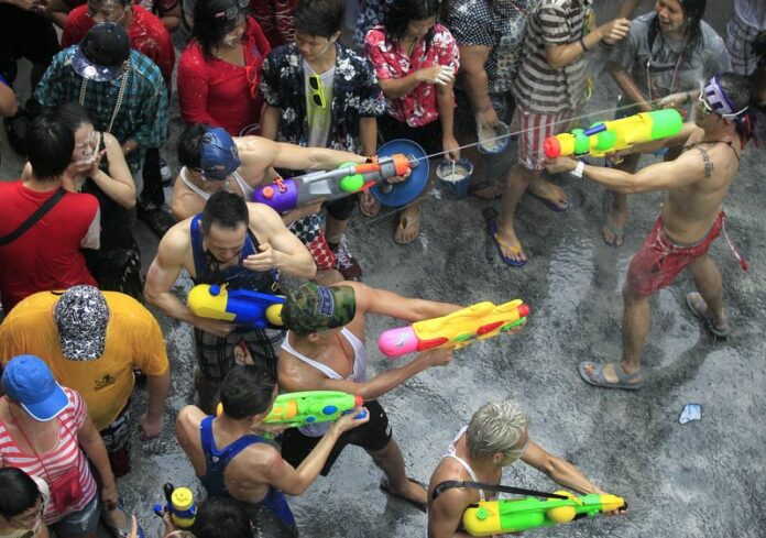A file photo shows Thais and tourists joining the annual Songkran Festival celebration, the Thai traditional New Year, also known as the water festival in Silom district of Bangkok, Thailand, 13 April 2014. EPA/NARONG SANGNAK<br />