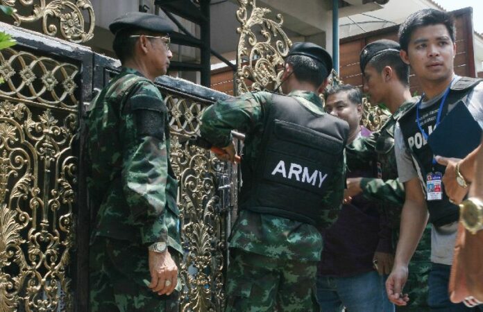 Soldiers searched a house in Soi Sukhumvit 101/1, Bangkok, following the small blast in the alley, 14 April 2015