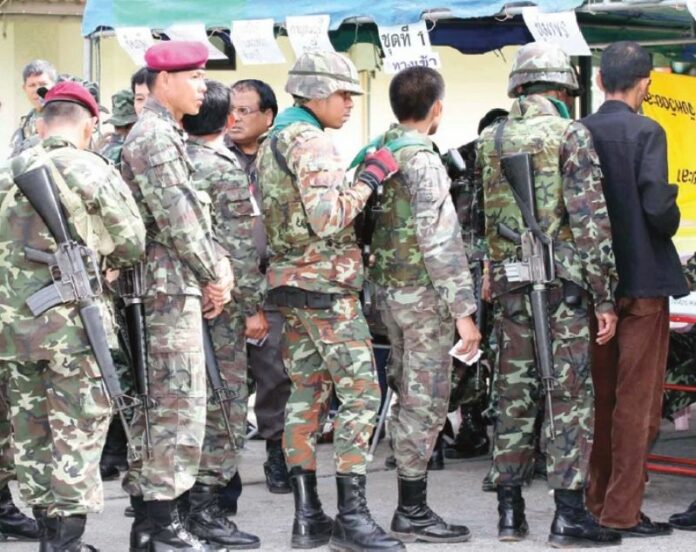 Soldiers in Yala province line up to cast their ballot in the referendum on 2007 constitution, 19 August 2007.