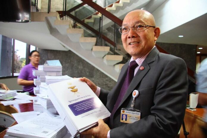 Thianchay Kiranandana, chairman of the National Reform Council (NRC), posed for photo with the draft of the new constitution, 17 April 2015