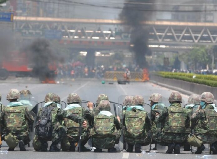 Soldiers faced off with Redshirt demonstrators on Rama IV Road in Bangkok, 14 May 2010<br />