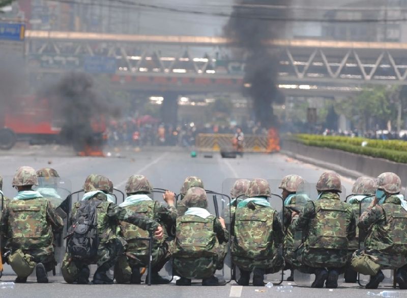Soldiers faced off with Redshirt demonstrators on Rama IV Road in Bangkok, 14 May 2010<br />