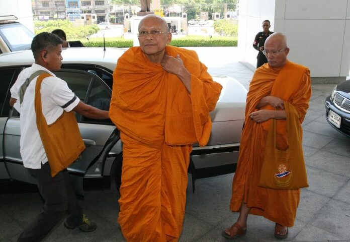 Suthep Thaugsuban (center) arriving at the NACC on 21 April 2015.<br />