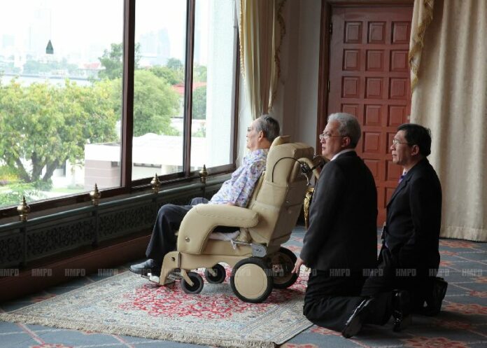 King Bhumibol viewing the Chao Praya river from Royal Thai Navy's auditorium building, 24 April 2015.<br />