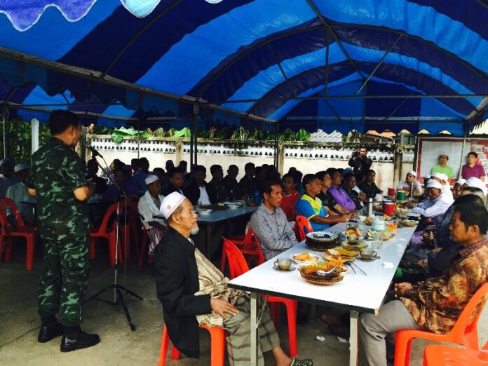 Lt.Gen. Prakarn Chollayuth met with Muslim cleris at Nurul Huda mosque in Narathiwat, 27 April 2015