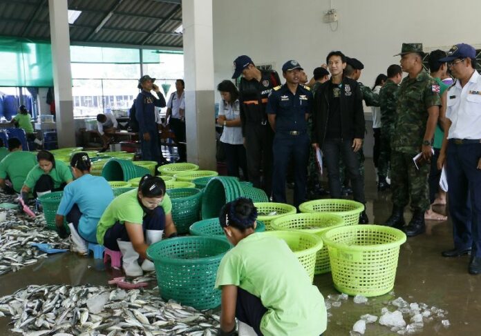Officials investigate Saphan Pla pier in Ranong province, 27 April 2015.<br />