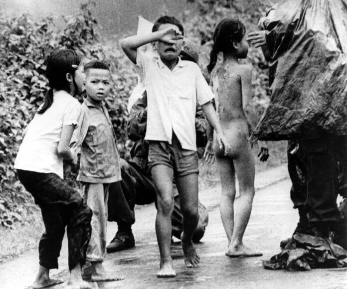 An archive photo shows children crying after a napalm attack on their village in 1972. Photo: UPI/dpa<br />