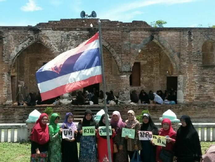 A network of women's rights advocates in Pattani mark the 11th anniversary of a massacre at Krue Se Mosque on 28 April 2015.<br />