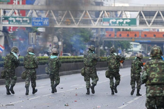 Soldiers in downtown Bangkok on 14 May 2010.<br />