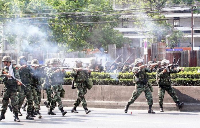 Soldiers advance in front of Lumpini boxing stadium in Bangkok on 15 May 2010.<br />