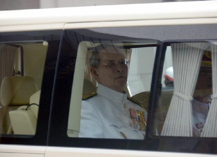 King Bhumibol left Bangkok's Siriraj Hospital to make an appearance at the Grand Palace on Coronation Day, 5 May 2015.<br />