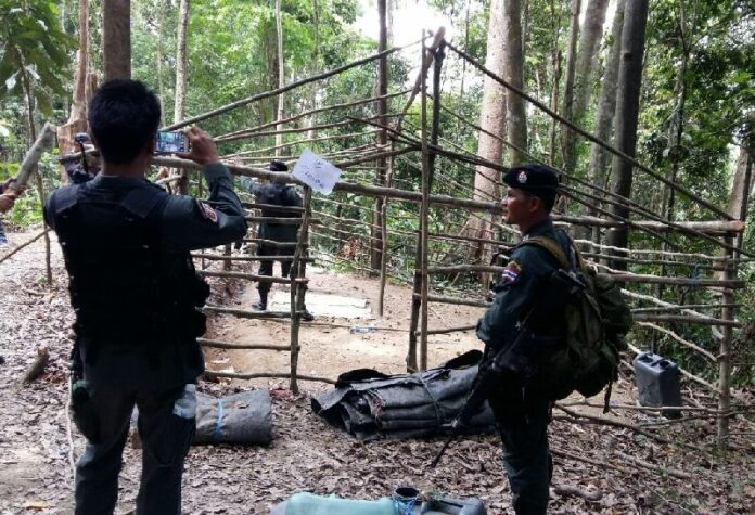 Security officers dismantle a hut at the second suspected detention site found in Songkhla province, 5 May 2015.<br />