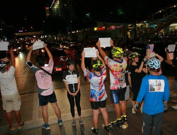 Cyclists campaign against drunk driving in front of MBK shopping mall in Bangkok on 6 May 2015.<br />