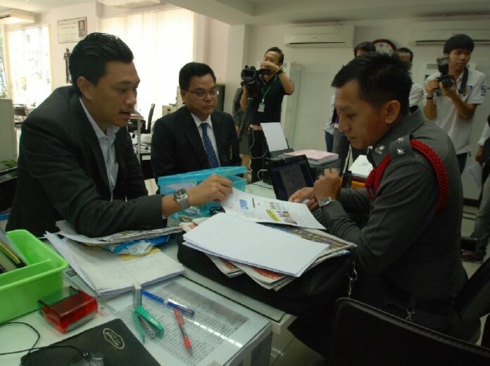 Assistants of Bangkok Governor Sukhumbhand Paribatra filed a libel charge on the governor's behalf over a satirical article in ASTV Manager, 7 May 2015.<br />