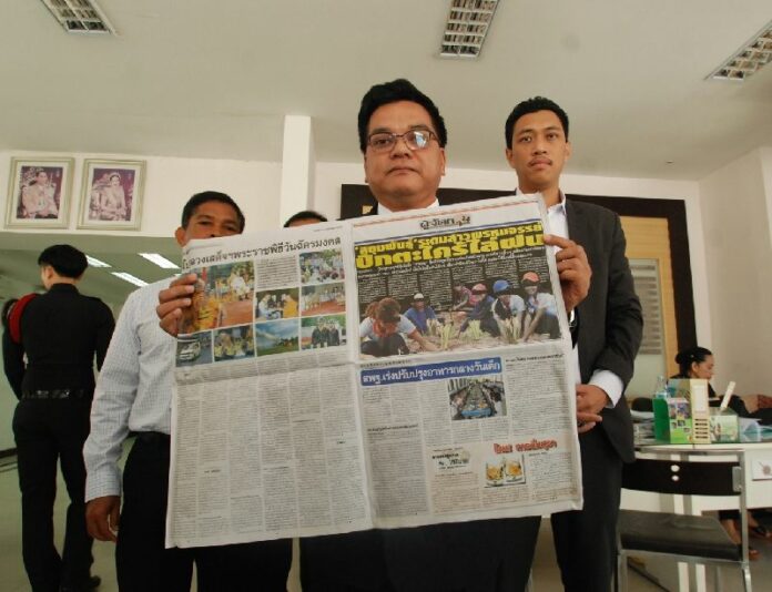 Assistants of Bangkok Governor Sukhumbhand Paribatra filed a libel charge on the governor's behalf over a satirical article in ASTV Manager, 7 May 2015.<br />