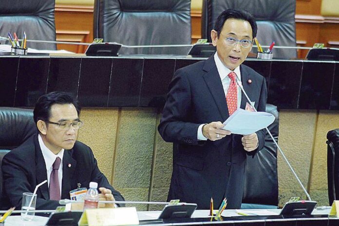 Former Minister of Commerce Boonsong Teriyapirom defends himself before the NLA on 23 April 2015.<br />