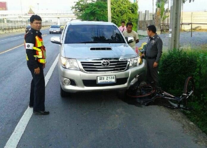 The scene where a bicyclist was run over by a car in Bangkok's Saphan Sung district, 8 May 2015.<br />