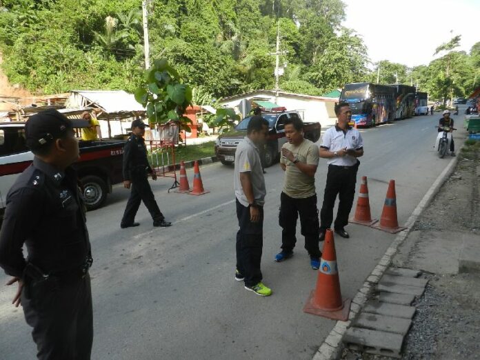 Police set up checkpoints in an effort to intercept human traffickers and Rohingya captives in Satul province, 8 May 2015.