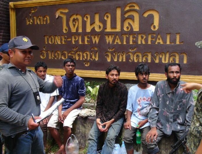 Police found a group of abandoned Bangladeshi men in Songkhla on 8 May 2015.<br />