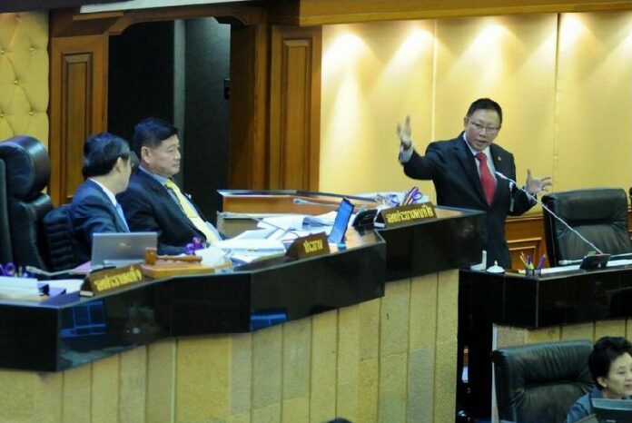 Bowornsak Uwanno, chairman of the CDC, briefs the NLA about the constitution drafting, 5 March 2015<br />