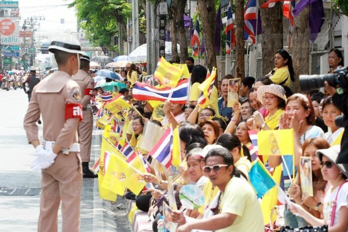 Well-wishers line the street as King Bhumibol leaves Siriaj Hospital in Bangkok, 10 May 2015.<br />